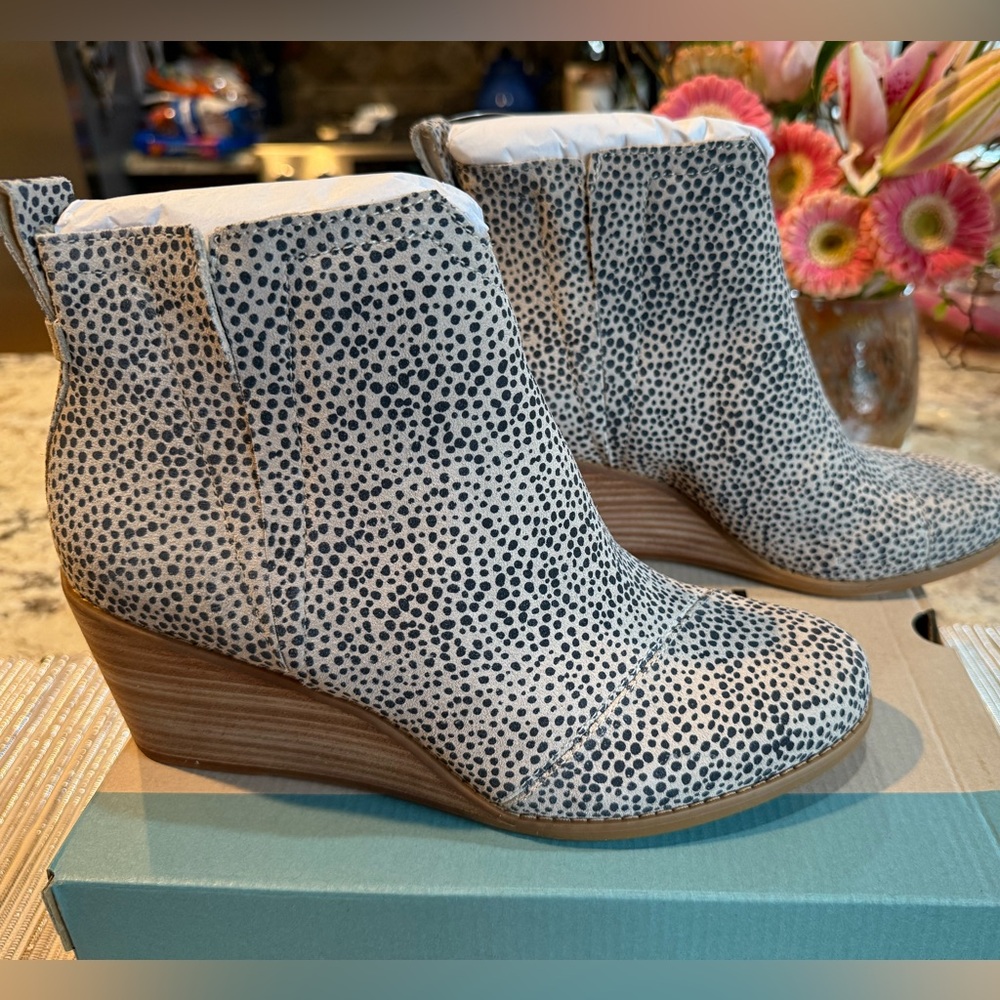 NEW TOMS Clare Wedge Boot - Macadamia Mini Cheetah Suede, Size 8